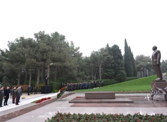 Dövlət və hökumət rəsmiləri Fəxri xiyabanda Ulu Öndər Heydər Əliyevin xatirəsini yad ediblər