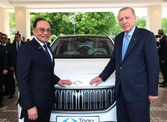 Ərdoğan Malayzianın baş nazirinə TOGG avtomobili hədiyyə edib