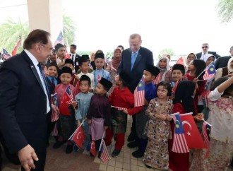 Ərdoğan Malayzianın baş nazirinə TOGG avtomobili hədiyyə edib
