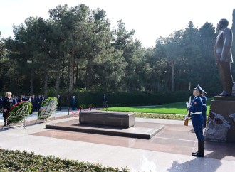 Rusiya Federal Məclisi Federasiya Şurasının sədri Ulu Öndərin məzarını ziyarət edib
