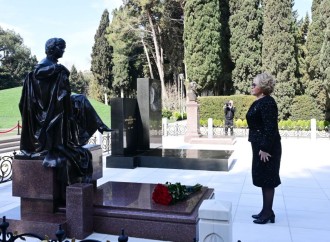 Rusiya Federal Məclisi Federasiya Şurasının sədri Ulu Öndərin məzarını ziyarət edib