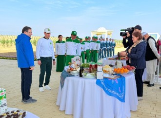 Türkmənistan prezidenti Azərbaycan stendi ilə tanış olub