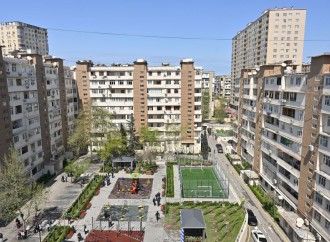 Heydər Əliyev Fondunun vitse-prezidenti Leyla Əliyevanın iştirakı ilə Bakıda 1400-dən çox sakinin yaşadığı həyət abadlaşdırılaraq sakinlərin istifadəsinə verilib