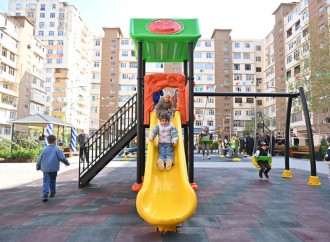 Heydər Əliyev Fondunun vitse-prezidenti Leyla Əliyevanın iştirakı ilə Bakıda 1400-dən çox sakinin yaşadığı həyət abadlaşdırılaraq sakinlərin istifadəsinə verilib