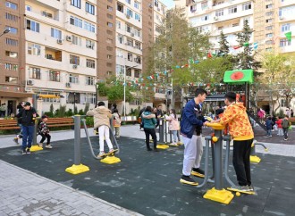Heydər Əliyev Fondunun vitse-prezidenti Leyla Əliyevanın iştirakı ilə Bakıda 1400-dən çox sakinin yaşadığı həyət abadlaşdırılaraq sakinlərin istifadəsinə verilib