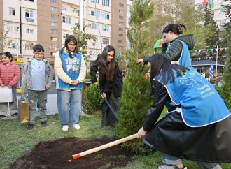 Heydər Əliyev Fondunun vitse-prezidenti Leyla Əliyevanın iştirakı ilə Bakıda 1400-dən çox sakinin yaşadığı həyət abadlaşdırılaraq sakinlərin istifadəsinə verilib