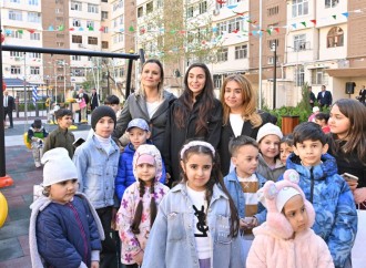 Heydər Əliyev Fondunun vitse-prezidenti Leyla Əliyevanın iştirakı ilə Bakıda 1400-dən çox sakinin yaşadığı həyət abadlaşdırılaraq sakinlərin istifadəsinə verilib