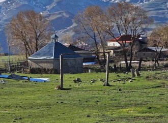 Qubada tarixi abidənin hissələri futbol qapısı kimi istifadə edilir