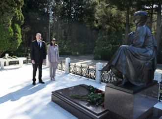 Prezident İlham Əliyev və Birinci xanım Mehriban Əliyeva Fəxri xiyabanda Ulu Öndər Heydər Əliyevin məzarını ziyarət ediblər
