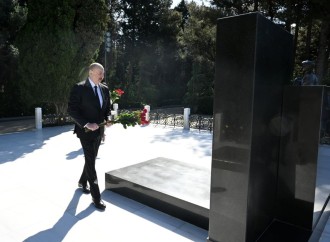Prezident İlham Əliyev və Birinci xanım Mehriban Əliyeva Fəxri xiyabanda Ulu Öndər Heydər Əliyevin məzarını ziyarət ediblər