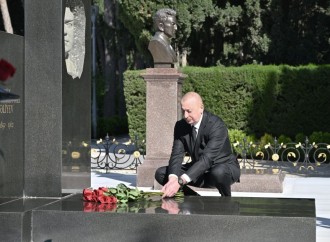 Prezident İlham Əliyev və Birinci xanım Mehriban Əliyeva Fəxri xiyabanda Ulu Öndər Heydər Əliyevin məzarını ziyarət ediblər