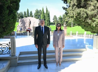 Prezident İlham Əliyev və Birinci xanım Mehriban Əliyeva Fəxri xiyabanda Ulu Öndər Heydər Əliyevin məzarını ziyarət ediblər