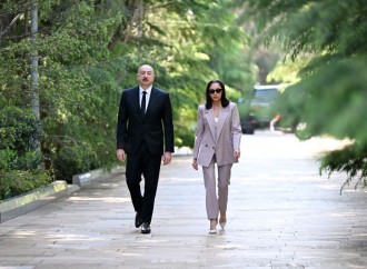 Prezident İlham Əliyev və Birinci xanım Mehriban Əliyeva Fəxri xiyabanda Ulu Öndər Heydər Əliyevin məzarını ziyarət ediblər