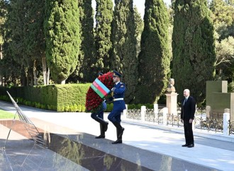 Prezident İlham Əliyev və Birinci xanım Mehriban Əliyeva Fəxri xiyabanda Ulu Öndər Heydər Əliyevin məzarını ziyarət ediblər