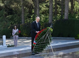 Prezident İlham Əliyev və Birinci xanım Mehriban Əliyeva Fəxri xiyabanda Ulu Öndər Heydər Əliyevin məzarını ziyarət ediblər
