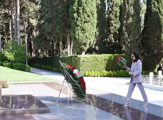 Prezident İlham Əliyev və Birinci xanım Mehriban Əliyeva Fəxri xiyabanda Ulu Öndər Heydər Əliyevin məzarını ziyarət ediblər