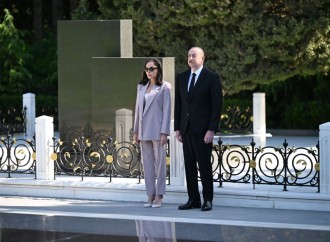 Prezident İlham Əliyev və Birinci xanım Mehriban Əliyeva Fəxri xiyabanda Ulu Öndər Heydər Əliyevin məzarını ziyarət ediblər