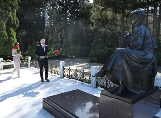 Prezident İlham Əliyev və Birinci xanım Mehriban Əliyeva Fəxri xiyabanda Ulu Öndər Heydər Əliyevin məzarını ziyarət ediblər
