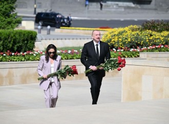 Prezident İlham Əliyev və birinci xanım Mehriban Əliyeva faşizm üzərində Qələbə uğrunda mübarizədə həlak olan Azərbaycan övladlarının xatirəsini ehtiramla anıblar