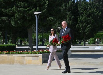 Prezident İlham Əliyev və birinci xanım Mehriban Əliyeva faşizm üzərində Qələbə uğrunda mübarizədə həlak olan Azərbaycan övladlarının xatirəsini ehtiramla anıblar