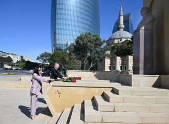 Prezident İlham Əliyev və birinci xanım Mehriban Əliyeva faşizm üzərində Qələbə uğrunda mübarizədə həlak olan Azərbaycan övladlarının xatirəsini ehtiramla anıblar