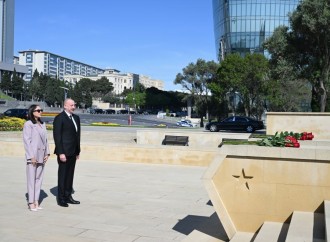 Prezident İlham Əliyev və birinci xanım Mehriban Əliyeva faşizm üzərində Qələbə uğrunda mübarizədə həlak olan Azərbaycan övladlarının xatirəsini ehtiramla anıblar