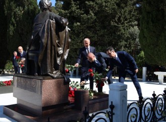 Səhiyyə Nazirliyinin rəhbərliyi və kollektivi Ulu Öndər Heydər Əliyevin əziz xatirəsini yad edib