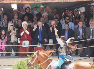 Ərdoğan Qarabağ nümayəndələrinin at şousunu ayaqüstə alqışladı