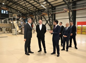 Prezident İlham Əliyev Bakıda müxtəlif növ və çeşiddə qəlyanaltı məhsullarının istehsalı zavodunun açılışında iştirak edib