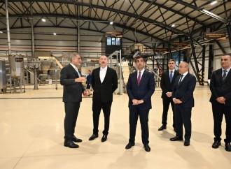 Prezident İlham Əliyev Bakıda müxtəlif növ və çeşiddə qəlyanaltı məhsullarının istehsalı zavodunun açılışında iştirak edib