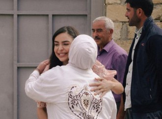 Heydər Əliyev Fondunun vitse-prezidenti Leyla Əliyeva və Bakı Media Mərkəzinin rəhbəri Arzu Əliyeva Xızıda “Gənc arıçı” layihəsinin iştirakçısı ilə görüşüb