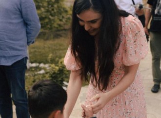 Heydər Əliyev Fondunun vitse-prezidenti Leyla Əliyeva və Bakı Media Mərkəzinin rəhbəri Arzu Əliyeva Xızıda “Gənc arıçı” layihəsinin iştirakçısı ilə görüşüb