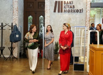 Türkmənistan Xalq Məsləhətinin sədrinin qızı Oquldjaxan Atabayeva Bakı Kitab Mərkəzində olub