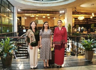 Türkmənistan Xalq Məsləhətinin sədrinin qızı Oquldjaxan Atabayeva Bakı Kitab Mərkəzində olub