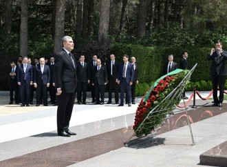 Türkmənistan Xalq Məsləhətinin sədri Fəxri xiyabanda Ulu Öndər Heydər Əliyevin məzarını ziyarət edib