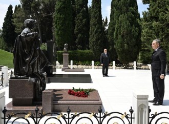 Türkmənistan Xalq Məsləhətinin sədri Fəxri xiyabanda Ulu Öndər Heydər Əliyevin məzarını ziyarət edib