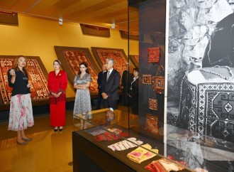 Türkmənistan Xalq Məsləhətinin sədrinin qızı Oquldjaxan Atabayeva Heydər Əliyev Mərkəzində olub