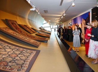 Türkmənistan Xalq Məsləhətinin sədrinin qızı Oquldjaxan Atabayeva Heydər Əliyev Mərkəzində olub