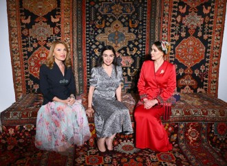 Türkmənistan Xalq Məsləhətinin sədrinin qızı Oquldjaxan Atabayeva Heydər Əliyev Mərkəzində olub
