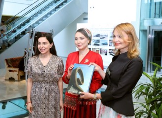 Türkmənistan Xalq Məsləhətinin sədrinin qızı Oquldjaxan Atabayeva Heydər Əliyev Mərkəzində olub