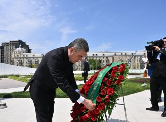Türkmənistan Xalq Məsləhətinin sədri Qurbanqulu Berdiməhəmmədov Zəfər parkını ziyarət edib