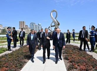 Türkmənistan Xalq Məsləhətinin sədri Qurbanqulu Berdiməhəmmədov Zəfər parkını ziyarət edib