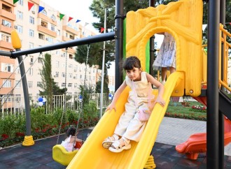 Heydər Əliyev Fondunun vitse-prezidenti Leyla Əliyevanın iştirakı ilə “Bizim həyət” layihəsi çərçivəsində yenilənmiş növbəti həyət sakinlərin istifadəsinə verilib