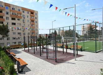 Heydər Əliyev Fondunun vitse-prezidenti Leyla Əliyevanın iştirakı ilə “Bizim həyət” layihəsi çərçivəsində yenilənmiş növbəti həyət sakinlərin istifadəsinə verilib