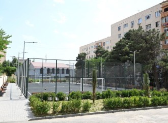 Heydər Əliyev Fondunun vitse-prezidenti Leyla Əliyevanın iştirakı ilə “Bizim həyət” layihəsi çərçivəsində yenilənmiş növbəti həyət sakinlərin istifadəsinə verilib