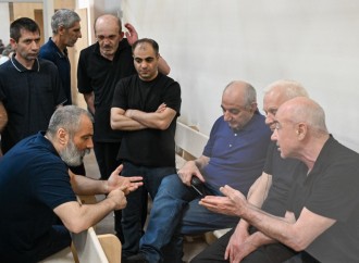 Ermənistan silahlı qüvvələrinin hücumları nəticəsində doğmaları itkin düşmüş, yaralanmış, mina qurbanı olmuş, əsirlikdə işgəncələrə məruz qalmış şəxslər məhkəmədə ifadə veriblə