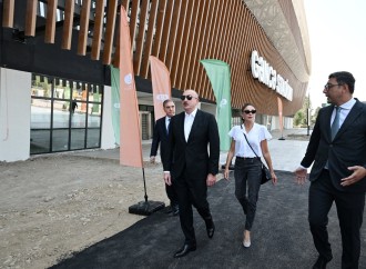 Prezident İlham Əliyev və Birinci xanım Mehriban Əliyeva Gəncə şəhər stadionunda tikinti işlərinin gedişi ilə tanış olublar