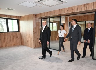 Prezident İlham Əliyev və Birinci xanım Mehriban Əliyeva Gəncə şəhər stadionunda tikinti işlərinin gedişi ilə tanış olublar