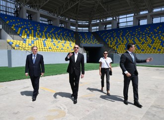 Prezident İlham Əliyev və Birinci xanım Mehriban Əliyeva Gəncə şəhər stadionunda tikinti işlərinin gedişi ilə tanış olublar