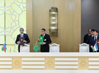 Prezident İlham Əliyev, Qurbanqulu Berdiməhəmmədov və Şavkat Mirziyoyevin iştirakı ilə sənədlərin imzalanması mərasimi olub